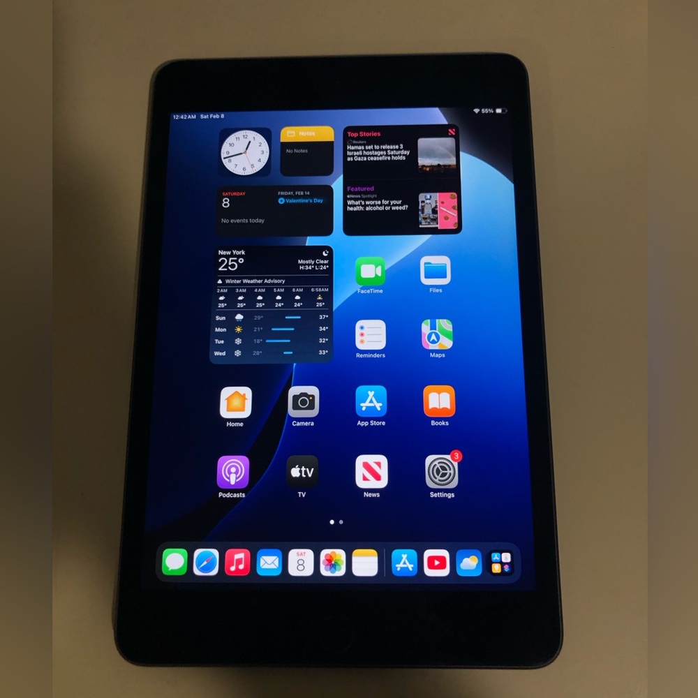 Unlocked 2019 ipad 5 mini space grey 

Has additional screen protectors and case